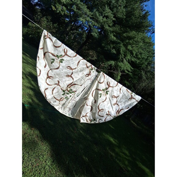 Lenox Holiday Christmas Tree Skirt 60" Diameter Holly & Ribbon - Picture 1 of 8